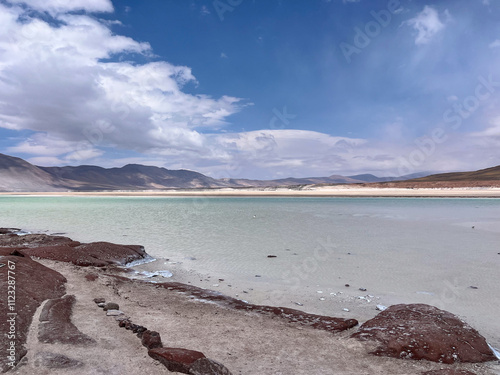 Salar del Carmen e Pedras Vermelhas no Deserto do Atacama, Chile: Contrastes de Cores e Beleza Árida