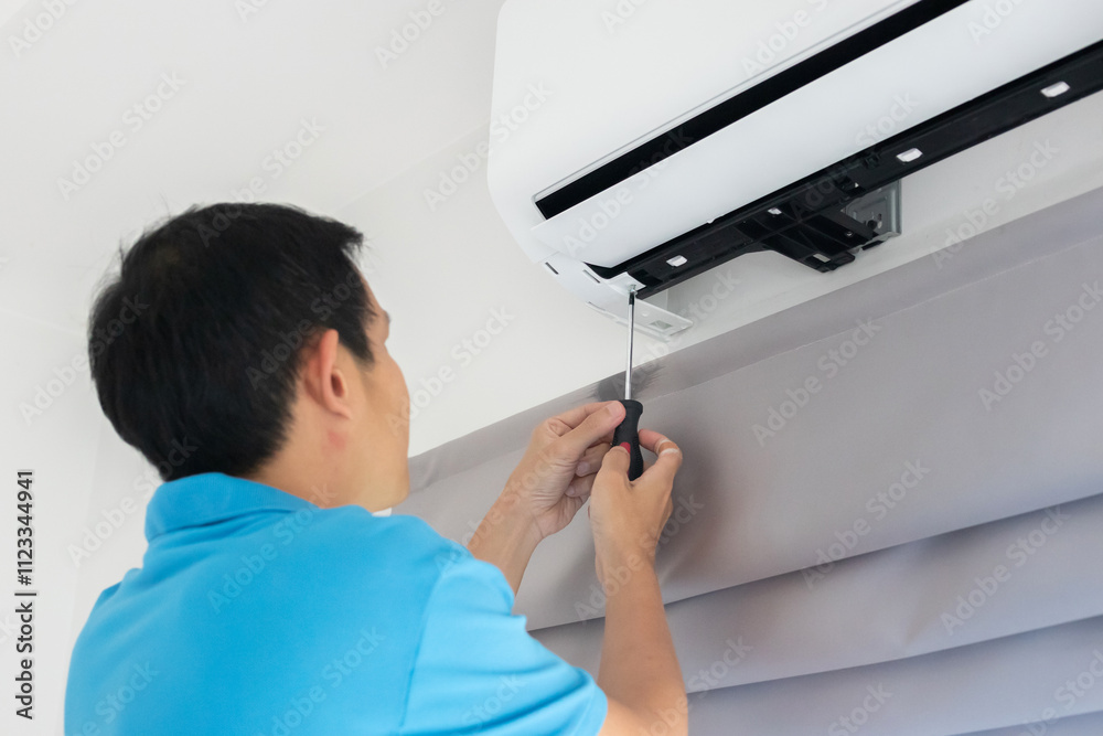 Obraz premium Electrician man repair and maintenance air conditioner