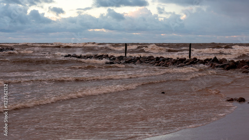 Foto dramatic storm in the Baltic Sea, large waves crashing against the stone pier, b
