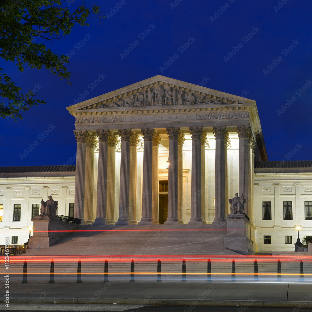 Obraz premium US Supreme Court Building at night - Washington DC United States