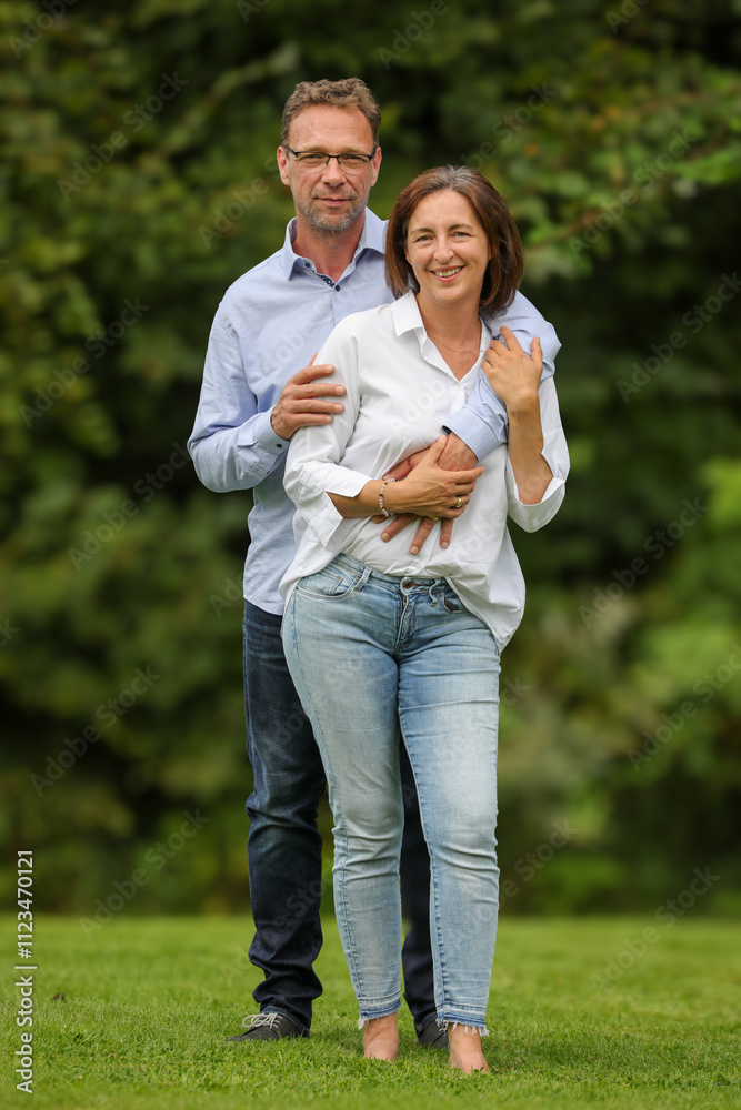 Fototapeta premium Attraktives Ehepaar/Liebespaar im Park