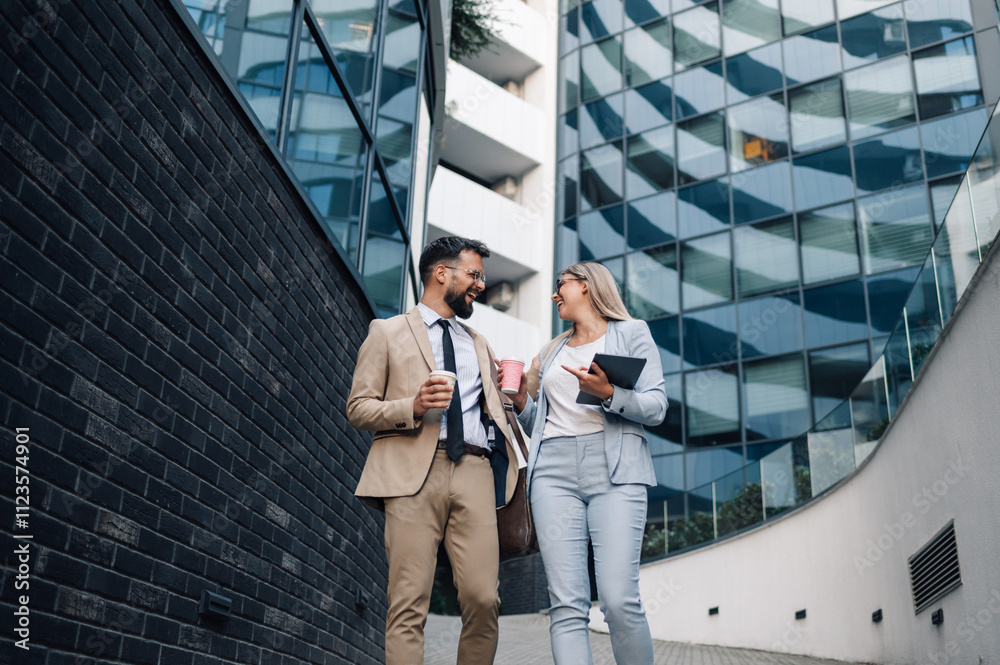 © Zamrznuti tonovi - Business people walking and talking during coffee break