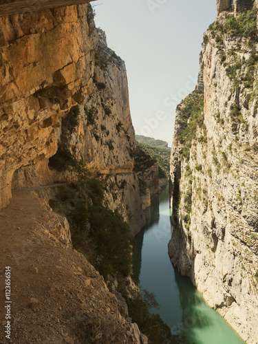 Senderismo por la Gran Ruta, Sendero excavado en la roca del Congost de Montrebei, Lérida, Cataluña, España