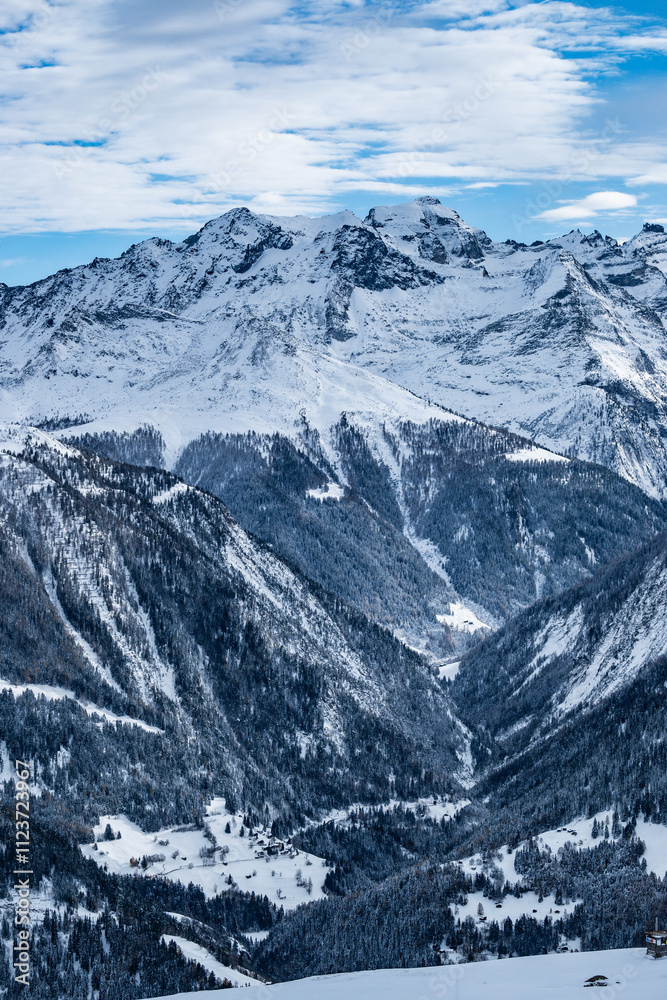 Obraz premium Winter snow landscape of a valley in the high alpine mountains of Switzerland