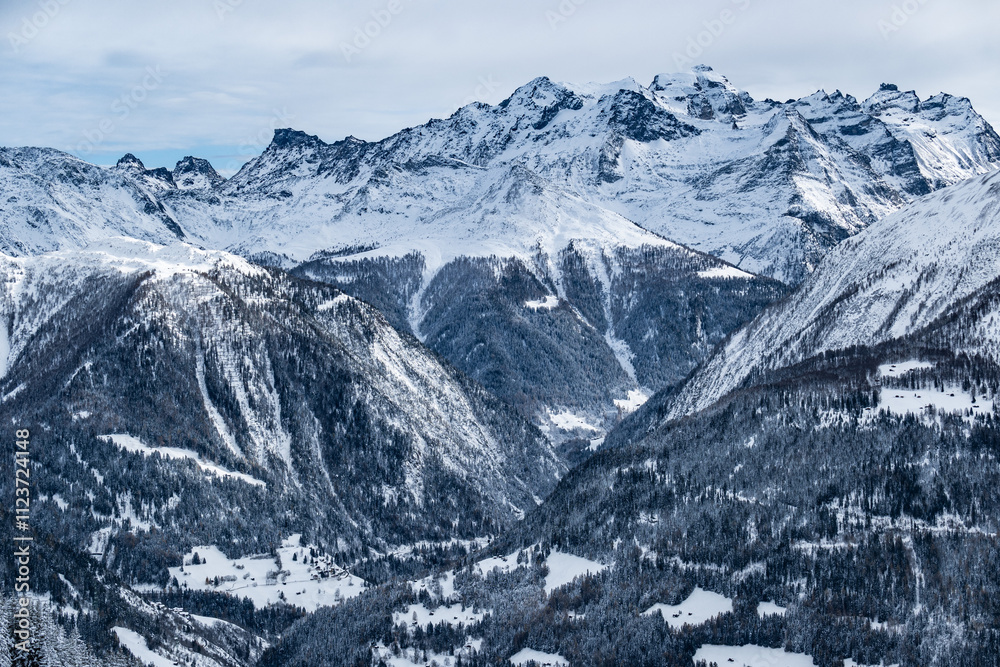Obraz premium Winter snow landscape of a valley in the high alpine mountains of Switzerland