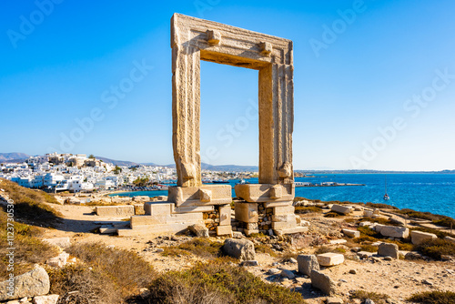 Obraz na płótnie Portara monument also known as Temple of Apollo overlooking port and town on sea coast, Naxos island, Cyclades, Greece w salonie