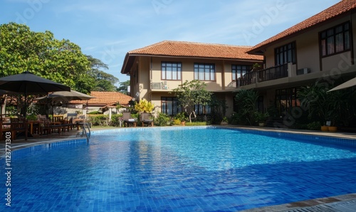 Wallpaper Mural Hotel, outdoor large swimming pool. Torontodigital.ca