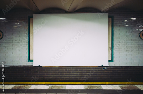  Werbetafel neutral in U-Bahnhof Berlin Mockup für Plakatwand Großflächen Plakat 