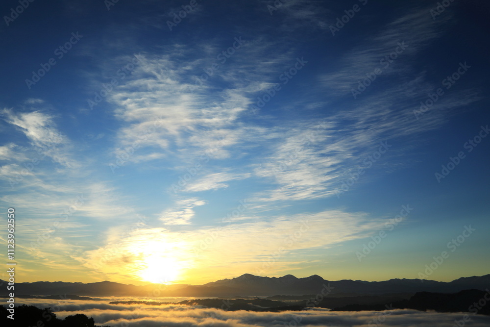 Obraz premium さわやかな秋の空が広がる越後三山の日の出