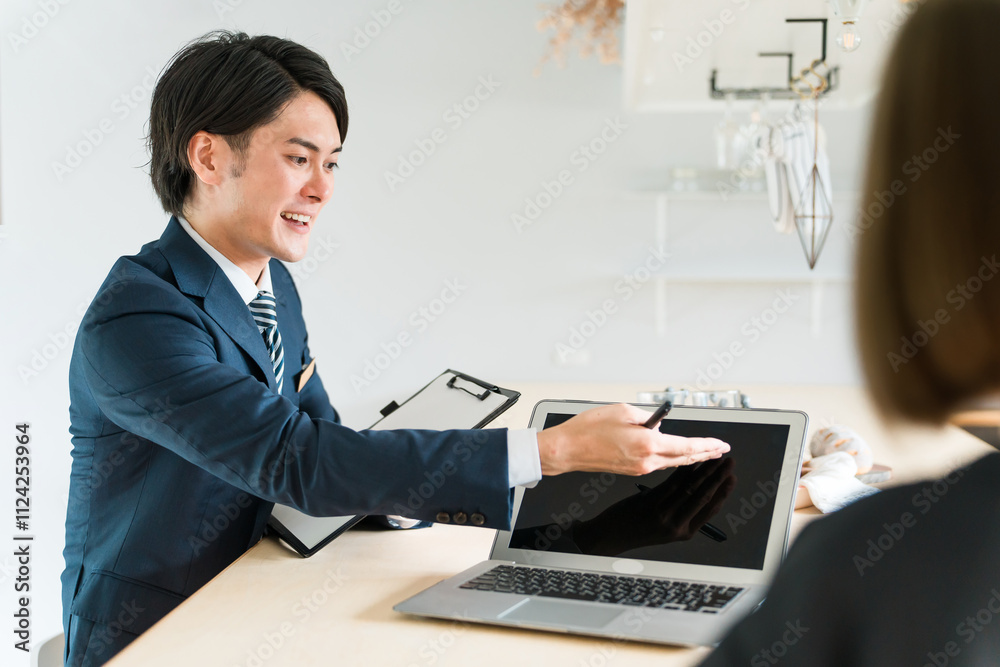 女性客を接客する若い男性ビジネスマン(商談・問い合わせ・カウンセリング)
女性客を接客する若い男性ビジネスマン(商談・問い合わせ・カウンセリング)