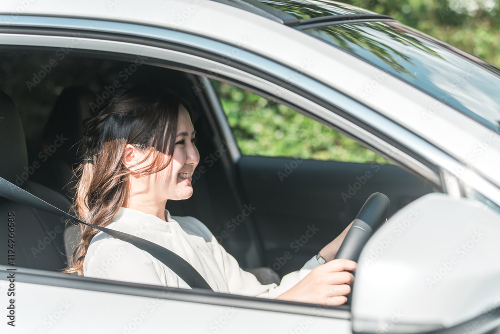 車を運転する若いアジア人女性・ビジネスウーマン(自動車保険・車両保保険)
車を運転する若いアジア人女性・ビジネスウーマン(自動車保険・車両保保険)