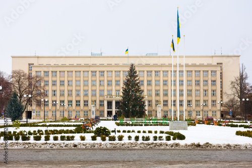 uzhhorod, ukraine - 09 jan, 2017: christmas tree on the narodna square. regional government administration building in the background photo