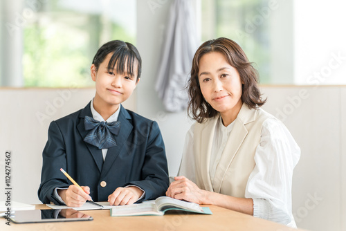 勉強をする制服姿の小学生・中学生・高校生とママ・母親・教師・先生・講師 