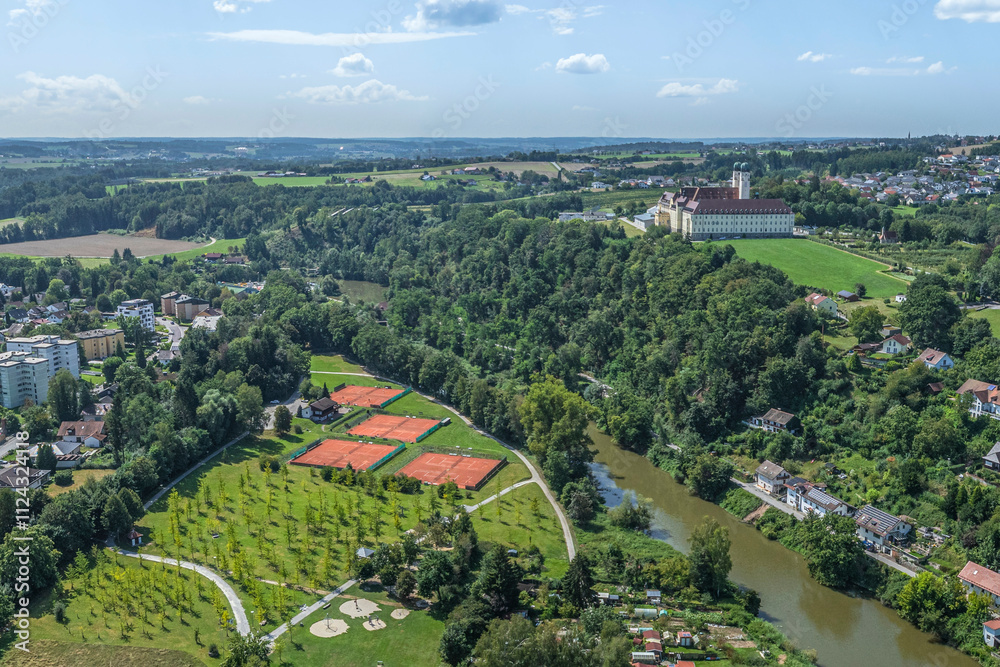 Obraz premium Die niederbayerische Stadt Vilshofen an der Donau von oben