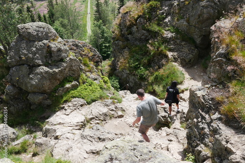 Abstieg über Felsen im Rothaargebirge im Sauerland