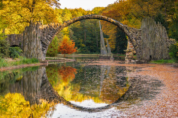 Papier peint photo Le Rakotzbrücke Pont Rakotz cercle parfait automnal  © Lizaveta