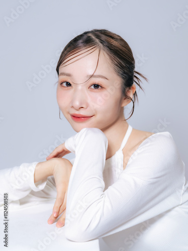 Foto 女性、美容、韓国、メイク、コスメ、化粧品、笑顔、美白、ファッション、おしゃれ、スキンケア、シンプル、ホワイトニング、美肌、ナチュラル、キレイめ、きれいめ、若い、