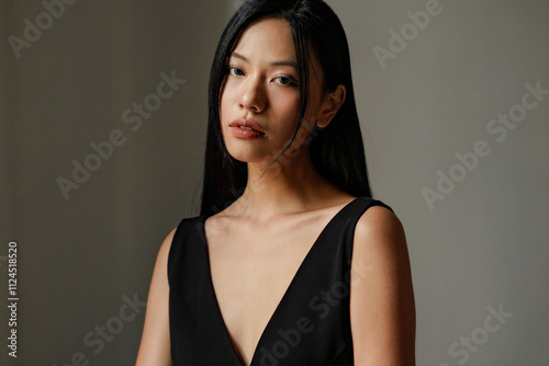 黒いドレスを着た若い女性の雰囲気のあるポートレート