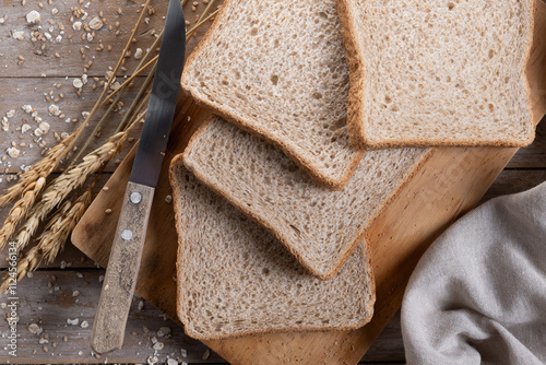 Photos Healthy wholemeal bread slices on wooden table