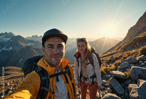 Paar im Urlaub, Bergwandern, Selfie