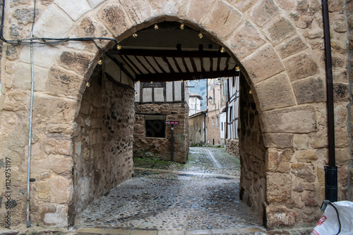 Calle rurales con casas de Poza de la Sal  Burgos