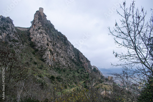 Paisaje otoñal de montaña con torre de castillo de Poza de la Sal, Burgos