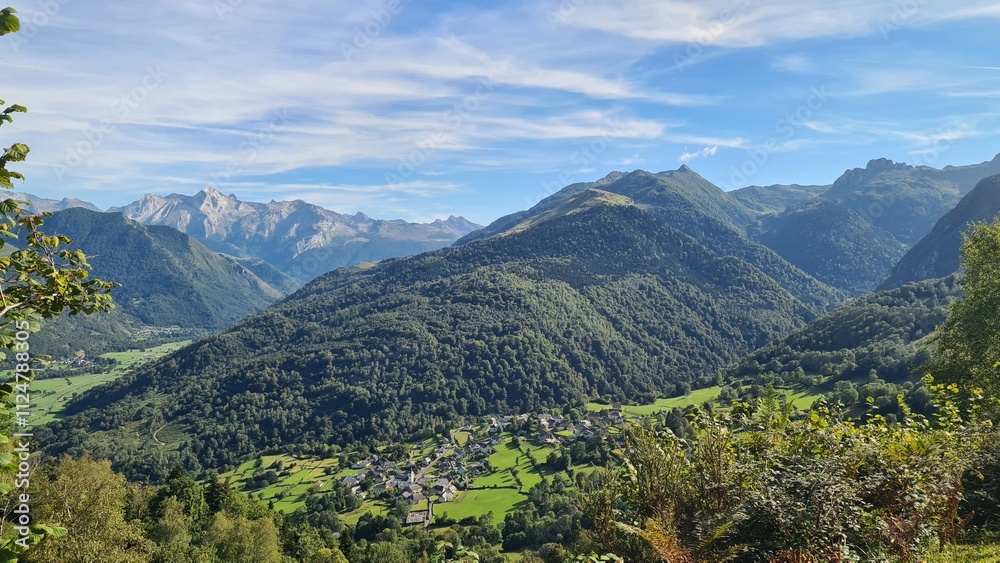 Fototapeta premium Bilhères et la vallée d'Ossau vus depuis les cromlechs de Lous Couraus
