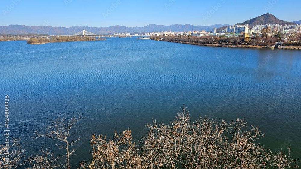 Fototapeta premium 대한민국 강원도 춘천시 의암호수와 산, 하늘이 있는 도시 풍경