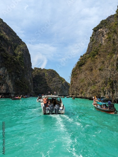 Obraz na płótnie Turquoise blue water on a busy island hopping trip Thailand