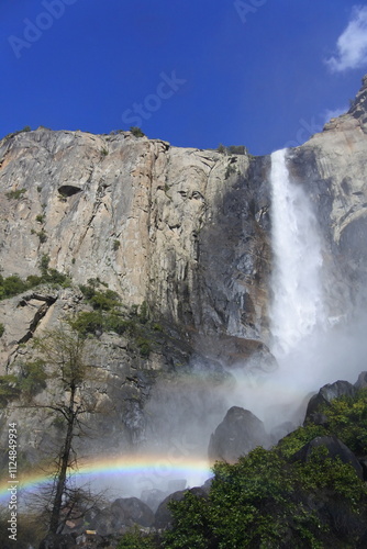 Die Bridalveil Falls mit blauem Himmel und Regenbogen im Yosemite Valley	