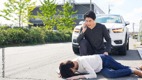 Foto 事故、倒れる、交通事故、ドライバー、通報、自動車、スマホ、保険、歩行者、人身事故、女性、警察、違反、被害者、道路、スマートフォン、交通、男性、日本人、接触、路上