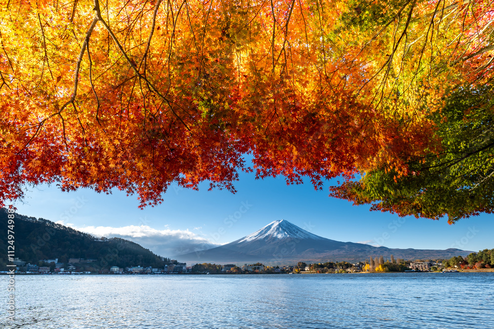 Fototapeta premium 山梨県河口湖町にある富士五湖のうちの一つ河口湖から見た秋の紅葉と富士山