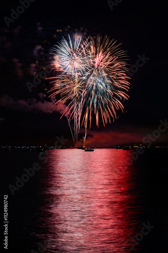 Obraz na płótnie Fireworks Explode Over Lake With Boats - 4292 w salonie