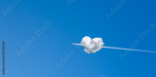 Flieger mit Herzwolke  in Blauem Himmel