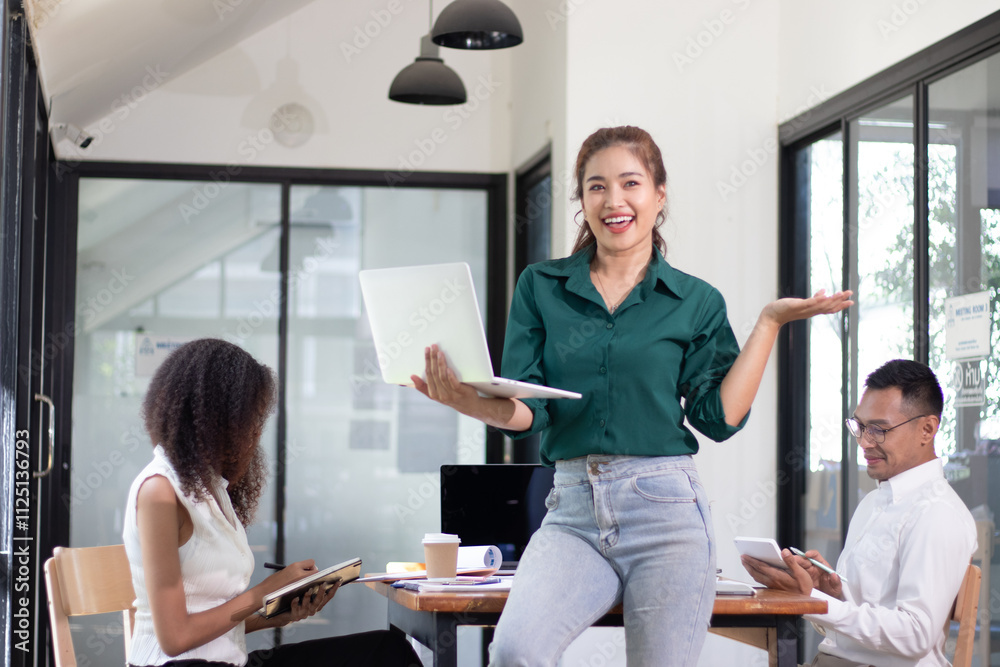 Obraz premium people working together in office