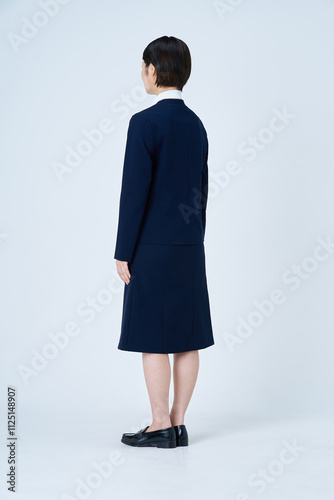 スーツ姿の若い女性