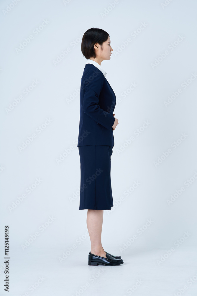 スーツ姿の若い女性