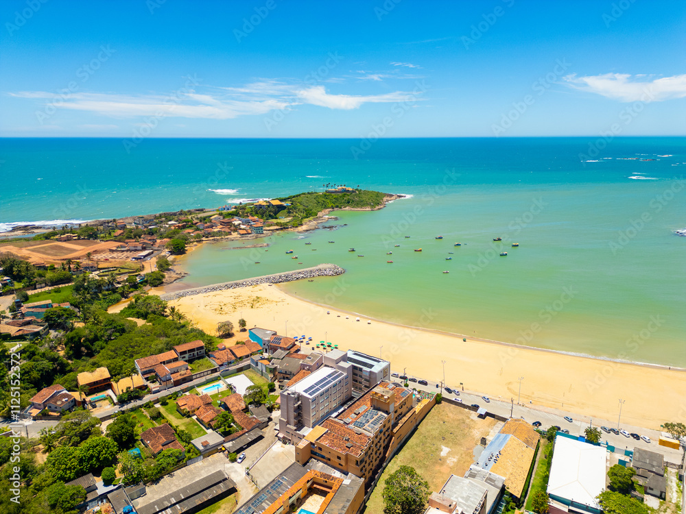 Obraz premium Imagem aérea da praia de meaipe em um dia ensolarado. Areias brancas, mar calmo e praia deserta.