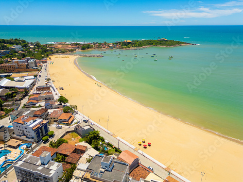 Imagem aérea da praia de meaipe em um dia ensolarado. Areias brancas, mar calmo e praia deserta. photo