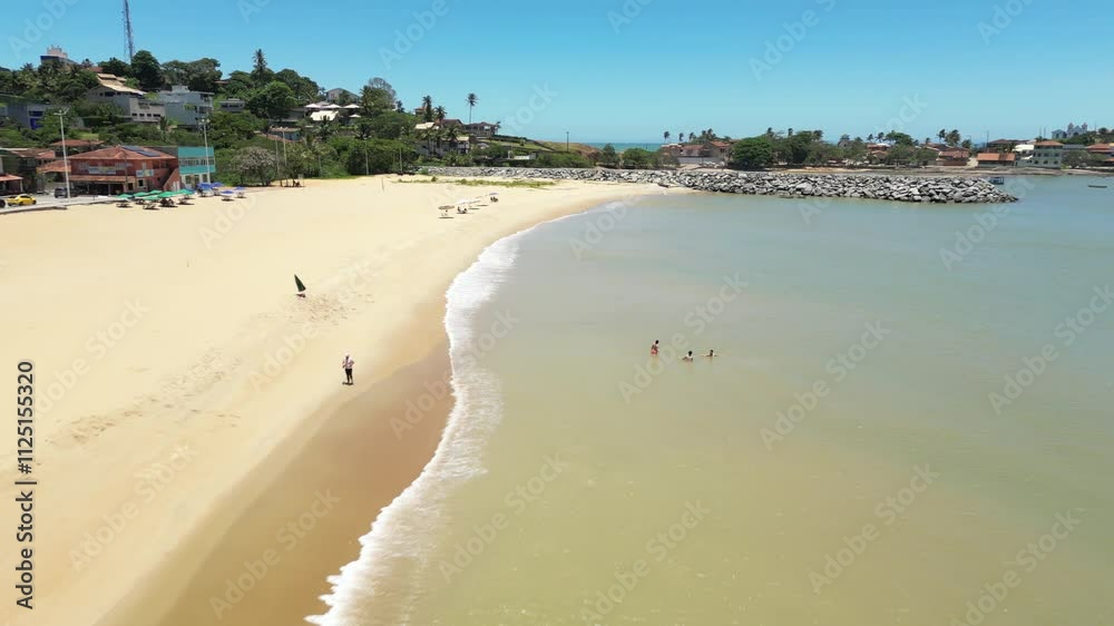 Imagem aérea da praia de meaipe em um dia ensolarado. Areias brancas, mar calmo e praia deserta.