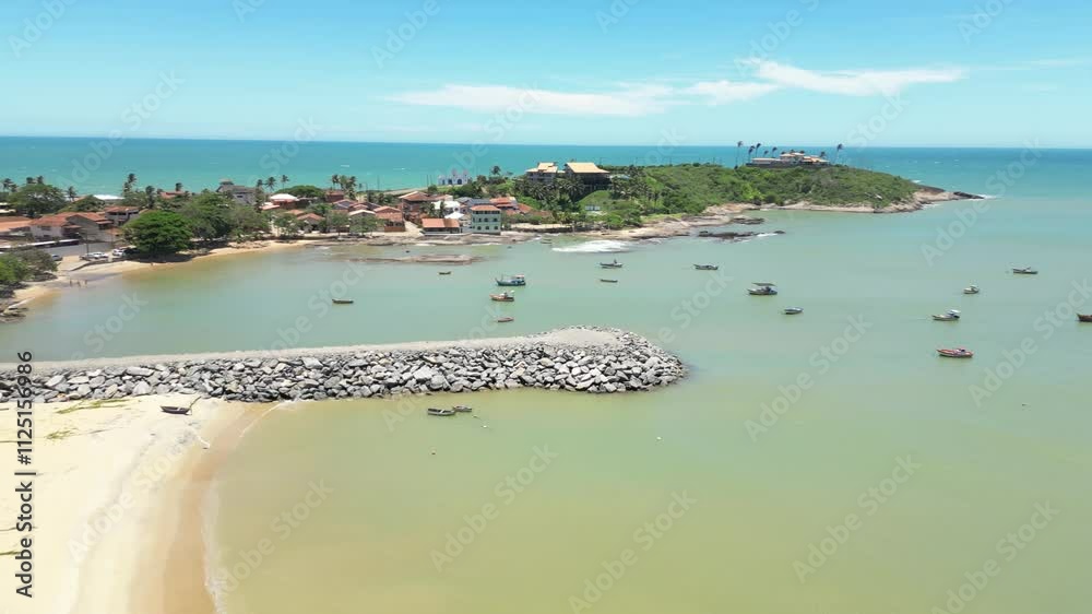Imagem aérea da praia de meaipe em um dia ensolarado. Areias brancas, mar calmo e praia deserta.