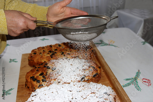 Christstollen werden mit Puderzucker bestreut