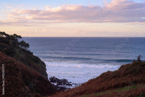 Playa en litoral asturiano al atardecer