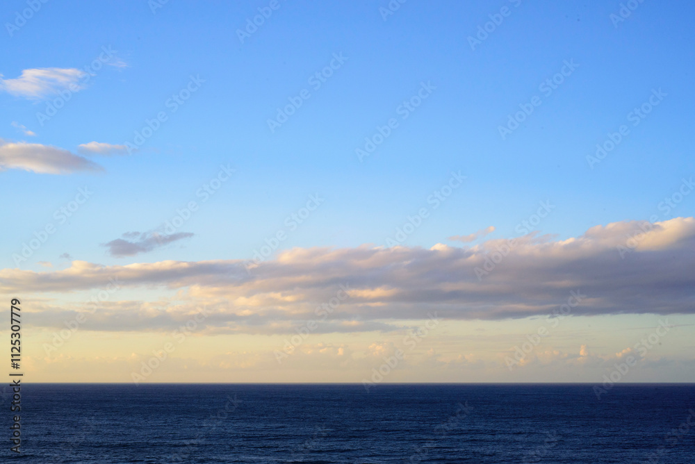 Nubes en horizonte marino