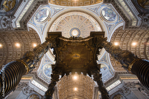 Tableau sur toile Rome, Italy, July 22 2017, Exploring the Grandeur of Saint Peter's Baldacchino i