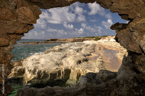 Paphos, Pafos, Hafenstadt, Zypern, Hoehlen Kueste in der Naehe der Corall Beach, Meereshoehle  photo