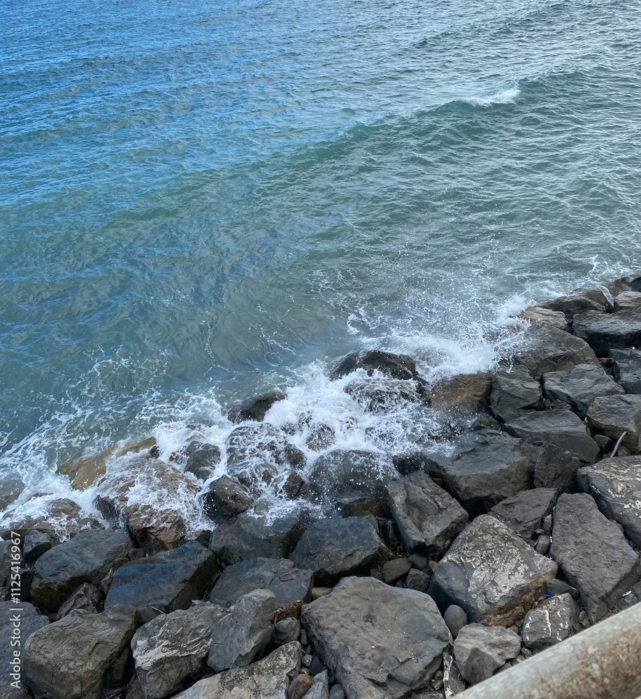 Fototapeta premium waves on the rocky beach