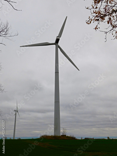 Obraz na płótnie Windkraftanlage auf den Feld zur Energiegewinnung
w salonie