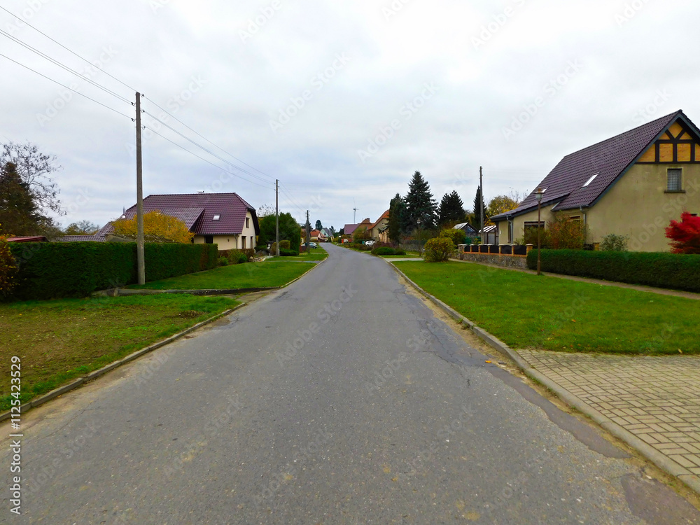 Eine Straße im Dorf in der Uckermark
