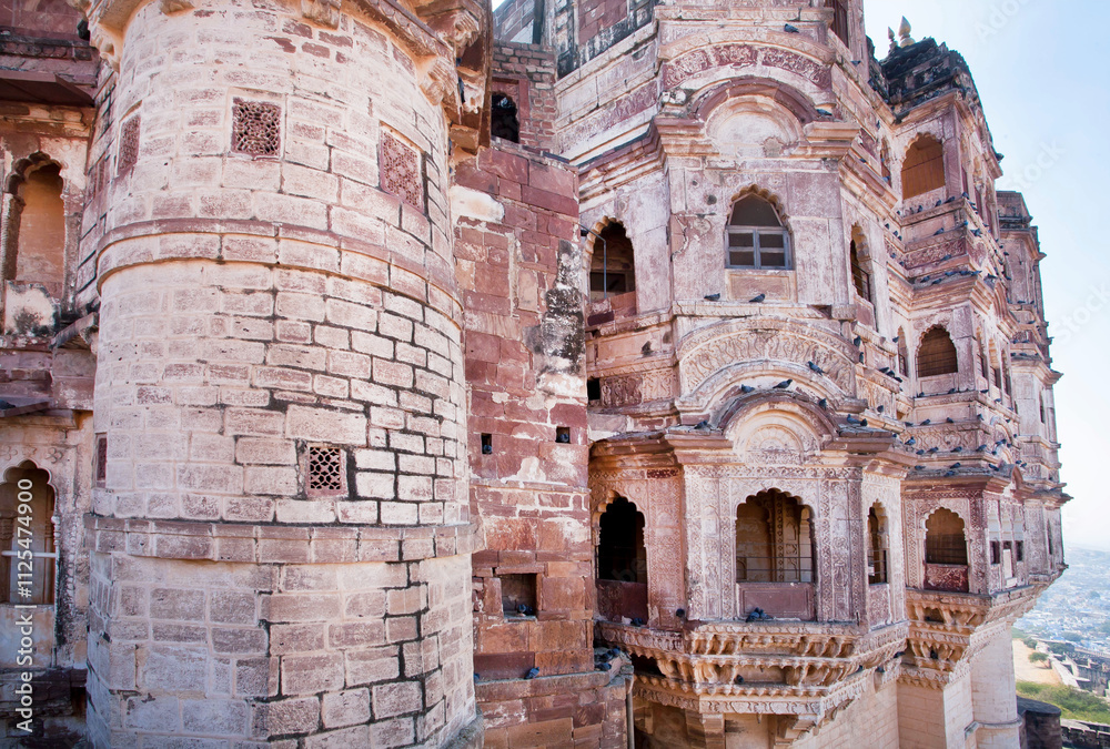 Naklejka premium Walls and towers of the abandoned fort in Indian Rajasthan